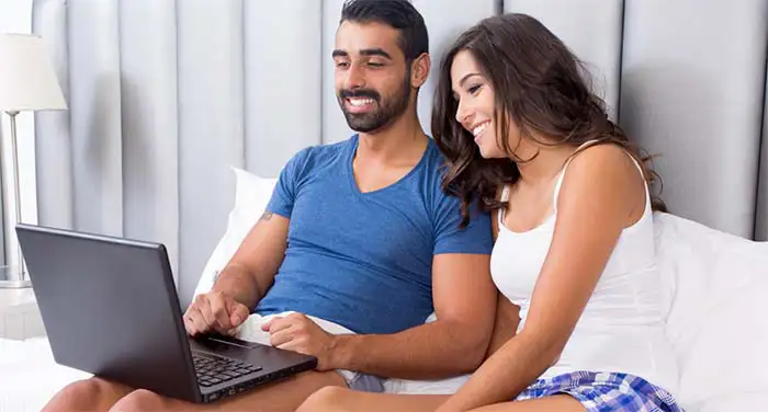 Pareja adulta en ambiente elegante